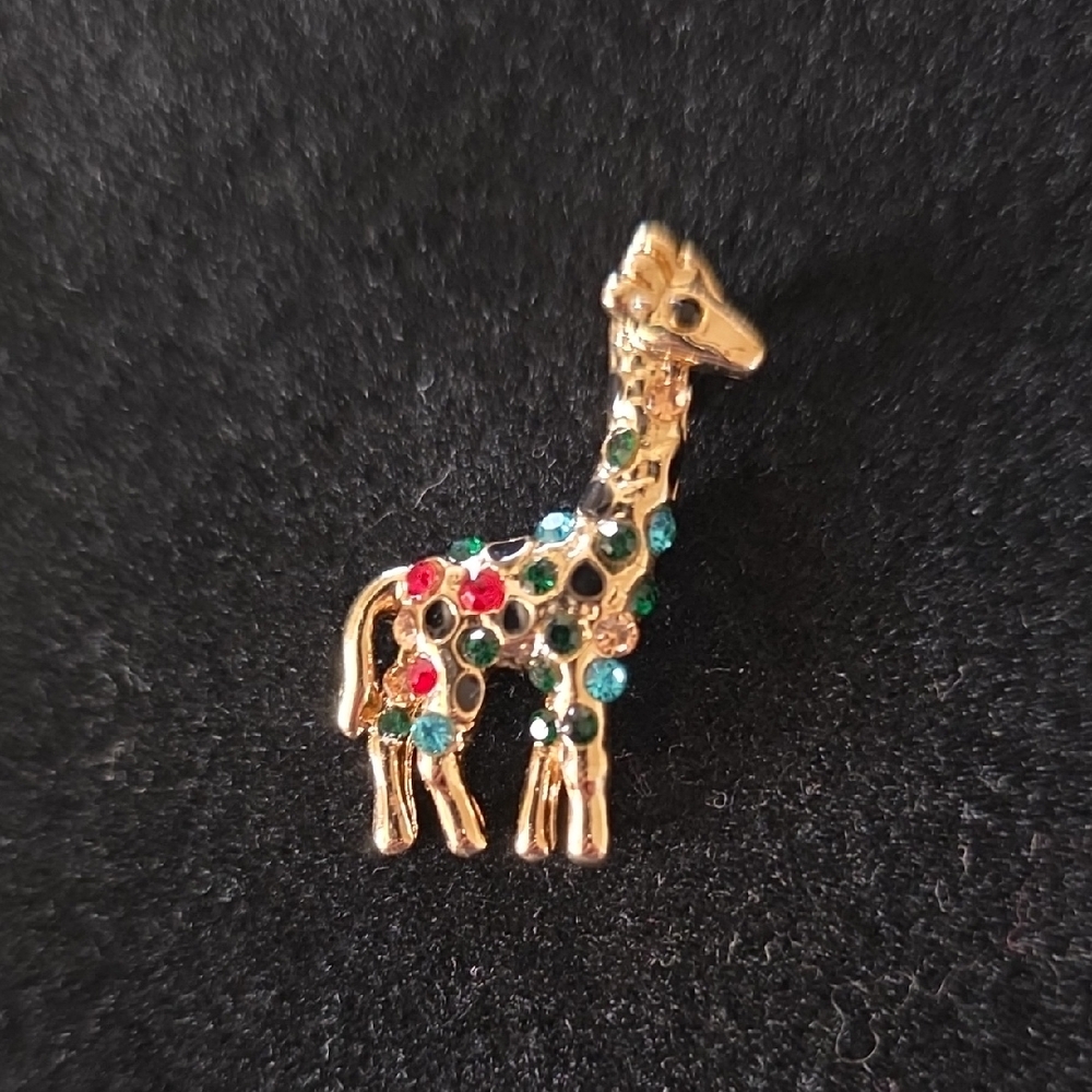 Chic Gold Tone Giraffe Pendant Charm with Colorful Accents